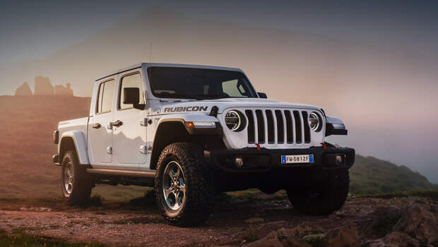 Jeep gladiator. Хотя Gladiator только что вышел на арену, он уже успел «вдохновить» шесть концептов, опробовать «восьмёрку» Hellcat и прокачаться в ателье Hennessey до 1014 л.с., 1265 Н•м.
