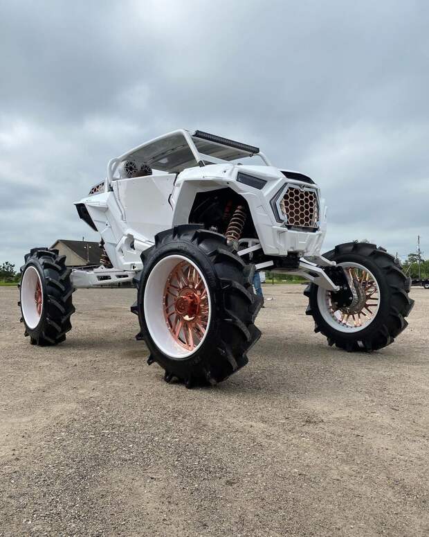 Спортивный мотовездеход Polaris на тракторных колесах