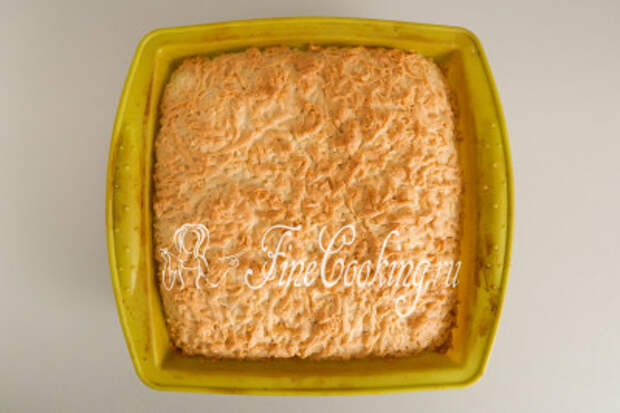 Ставим форму с тертым пирогом в заранее прогретую духовку на средний уровень и готовим при 180 градусах около 1 часа до красивого румяного цвета