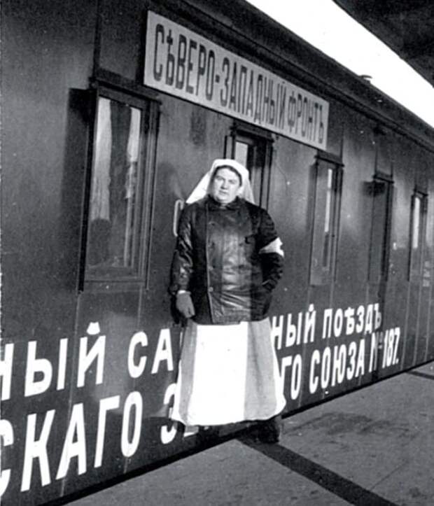 Медсестра Александра Толстая на фронте | Фото: myslo.ru