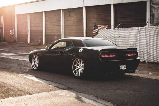 Dodge Challenger на дорогущих тапках принес stance в США Dodge Challenger на дорогущих тапках принес stance в США challenger, dodge, мускул-кар, тюнинг
