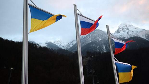 Национальные флаги Украины и России. Архивное фото