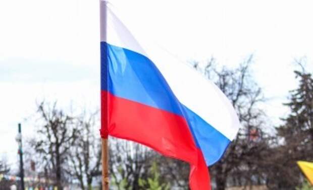 Двое мужчин украли флаги с площади Победы