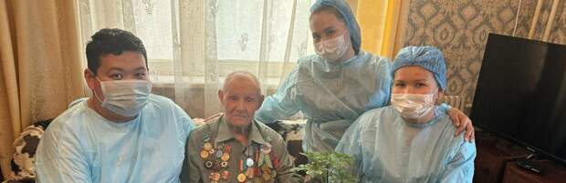 Обследование на дому: бригада врачей навестила ветерана ВОВ в Актау