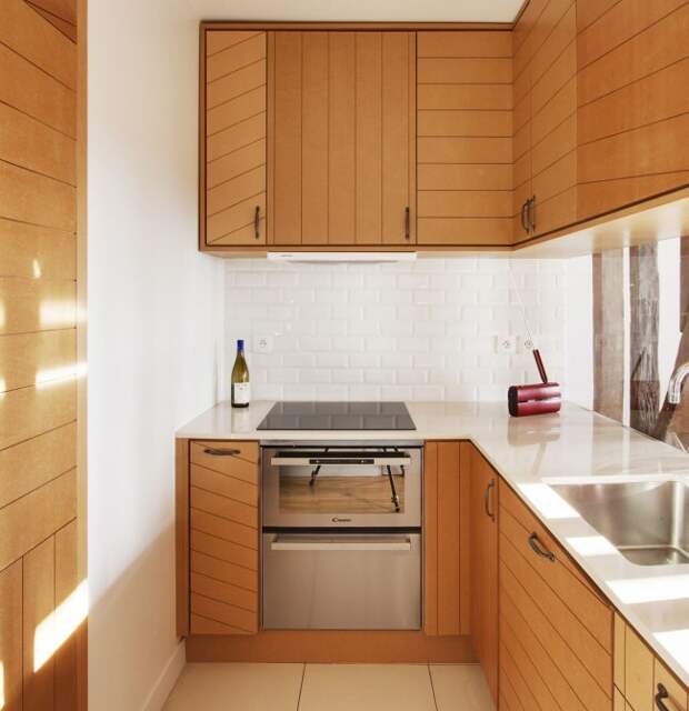 Г-образная кухня с необычными фасадами шкафчиков