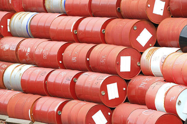 Нефть продолжает умеренно дорожать на снижении курса доллара