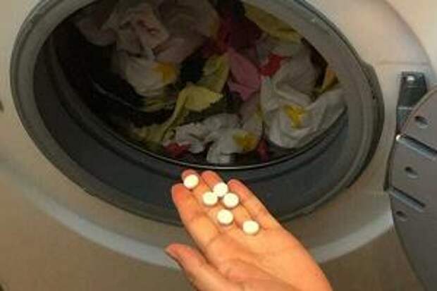Добавляем аспирин в стиральную машину для отбеливания белья