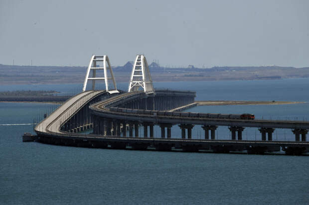 На подъезде к Крымскому мосту авто и минивэны стоят в пробках по семь часов