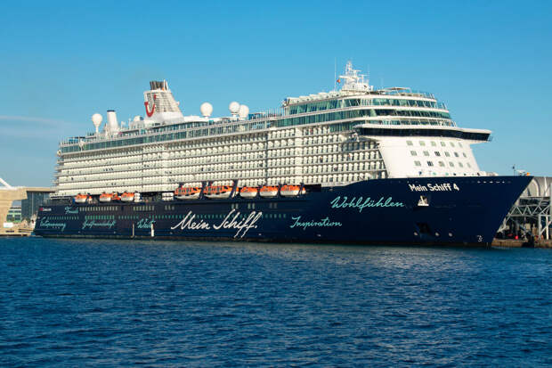 Bild: ракета упала в порту Абу-Даби рядом с немецким лайнером Mein Schiff 4