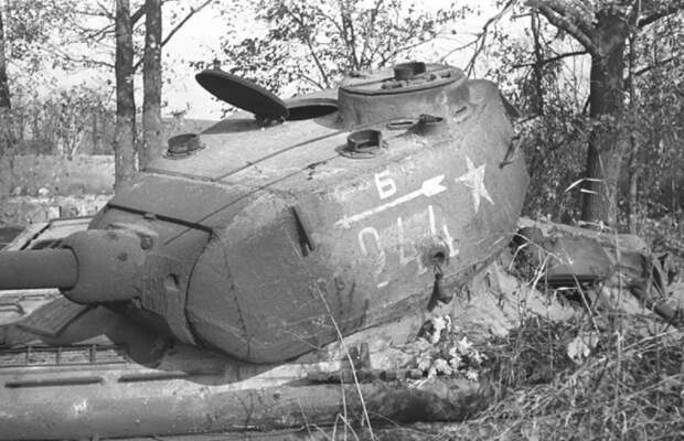 Подвиги войны. Двое солдат провели 13 дней в танке без еды и лекарств, отстреливаясь от фашистов