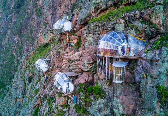 Skylodge Adventure Suites — это инновационная концепция, предлагающая прозрачные номера-капсулы, позволяющие провести незабываемый отдых (Перу). | Фото: explorebyyourself.com.