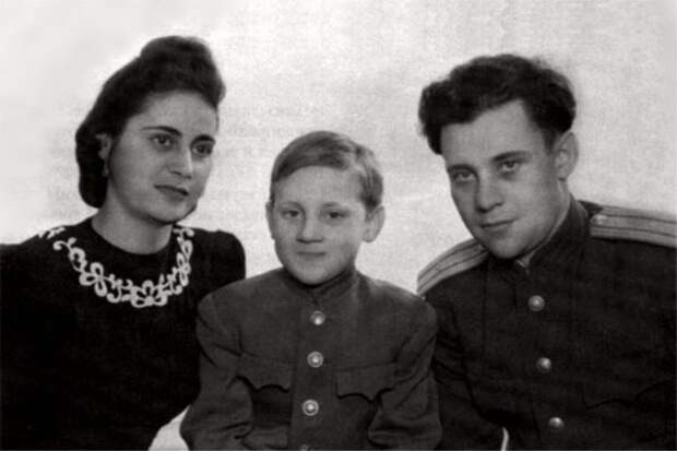 Евгения Степановна Лихалатова («мама Женя»), Володя и Семен Владимирович Высоцкий в г.Эберсвальде, Германия, 1947 год.