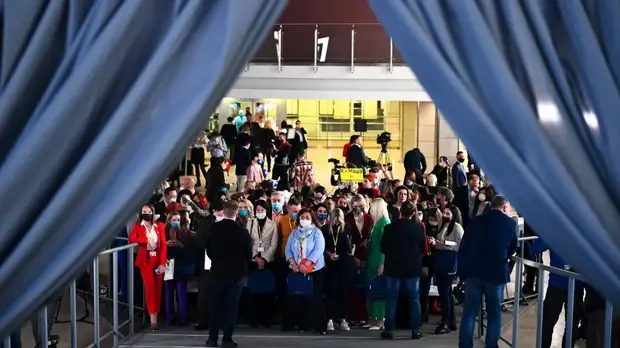 Участники пресс-конференции Путина в Манеже проходят дезинфекцию серебром