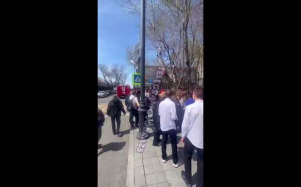 Пожар случился в школе Владивостока – всех эвакуировали
