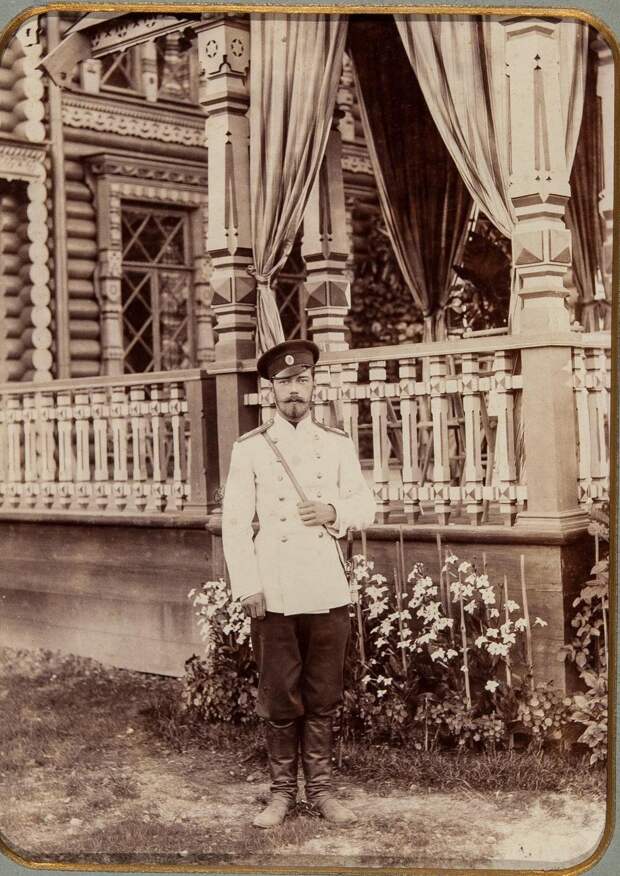 1900-е. Император Николай II на фоне офицерского собрания Лейб-Гвардии Кирасирского полка. Красное село.jpg