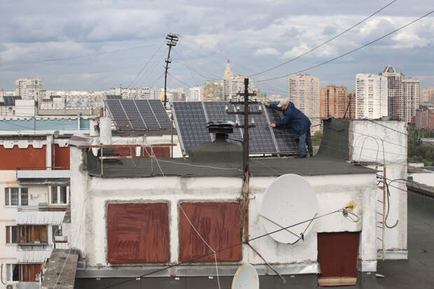 Российские крыши невостребованными не назовешь. На некоторых места нет для очередной антенны. Фото: Лилия Злаказова / РГ