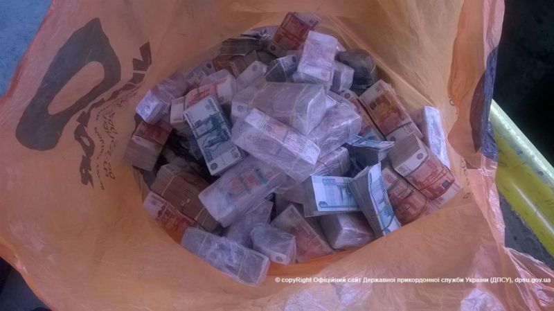 В бензобак "Волги" с легкостью влезает полмиллиарда рублей В бензобак "Волги" с легкостью влезает полмиллиарда рублей