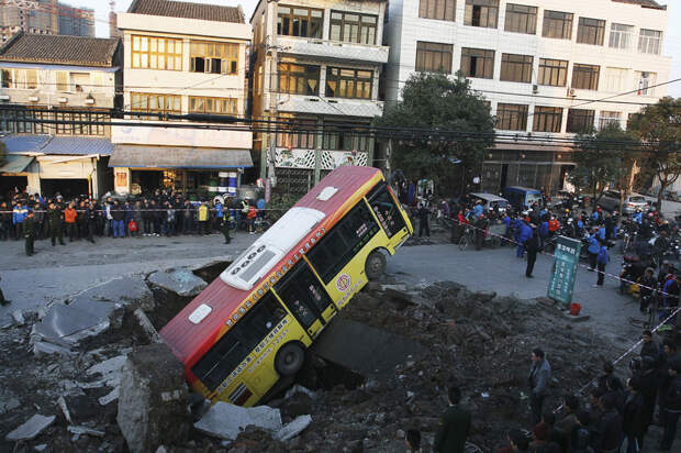 16 января 2011 в китайской провинции Чжэцзян прогремел непонятной природы взрыв, и на дороге образовался провал, куда свалился автобус