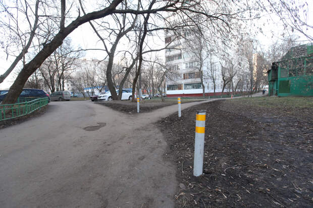 Столбики установили в тот же день/ Роман Балаев