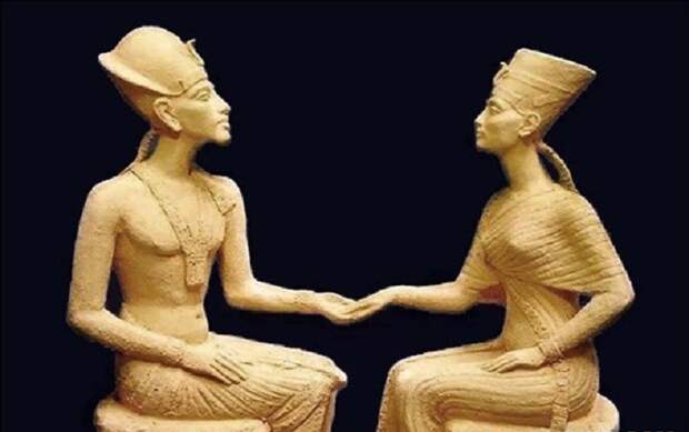 Аменхотепом IV и Нефертити.
