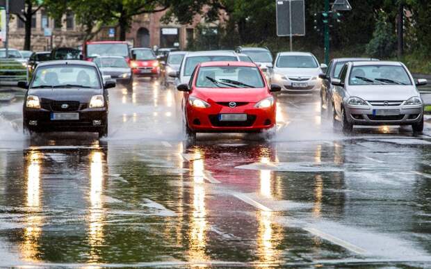 Пользоваться круиз-контролем в дождь: опасно или все же можно?