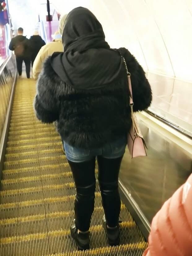 девушка в кожаных легинсах