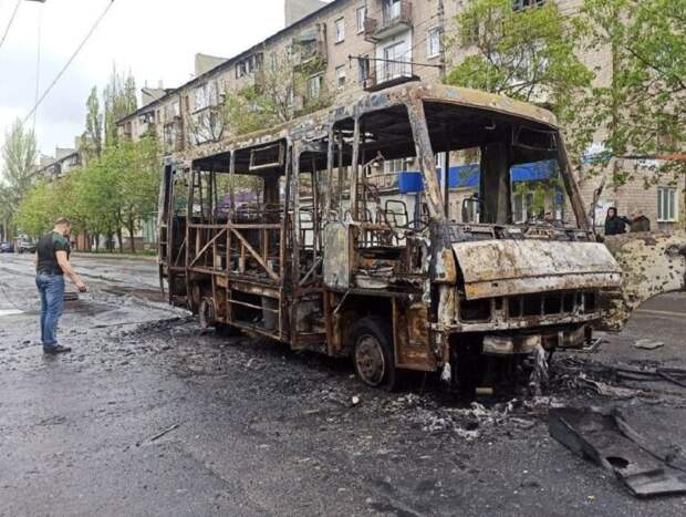 ВСУ обстреляли Донецк из РСЗО: в автобусе заживо сгорели 7 человек (ВИДЕО)