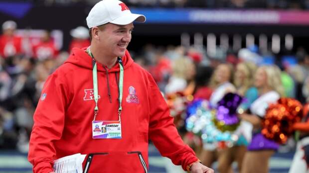 Peyton Manning walks onto the field at the Pro Bowl.