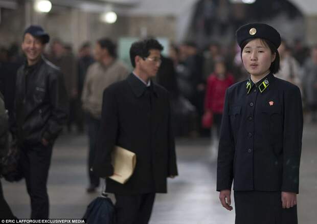 Станции северокорейского метрополитена называют "ядерными бункерами", ведь укрепленные туннели предполагается использовать в качестве убежища в случае вражеского нападения. Пхеньян, кндр, метро, метрополитен, северная корея, убежище, фото, фотограф