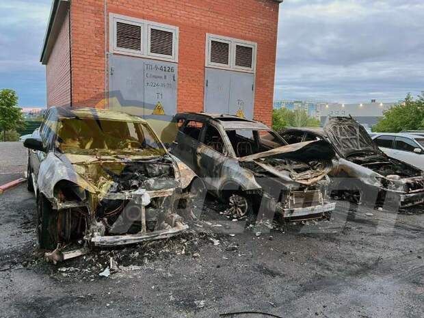 Три машины сгорели в ночном пожаре на МЖК в Новосибирске