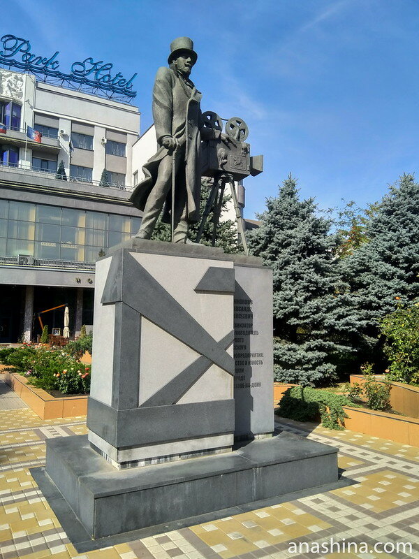 Памятник Ханжонкову Александру Алексеевичу (1877-1945), организатору первого русского синематографа, чье детство и юность прошли в Ростове-на-Дону