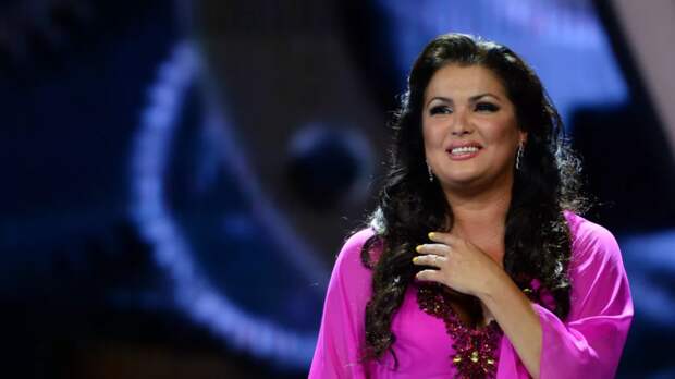 Baza: Анна Нетребко начала ликвидацию бизнеса в России