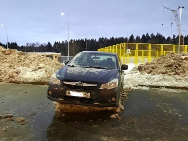 В Обнинске коммунальщики проучили водителя, подняв машину на снежный пьедестал