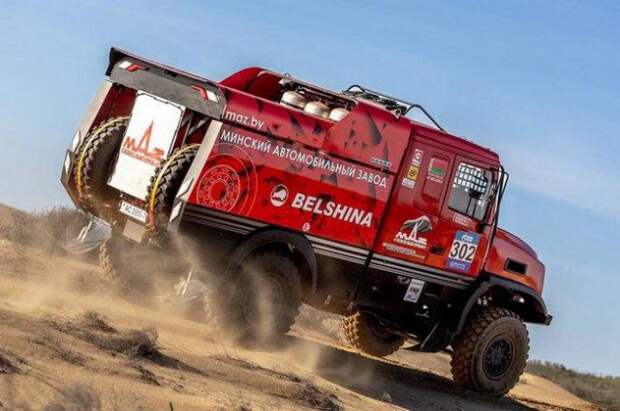 Грузовик МАЗ, ставший победителем этапа ралли ´Золото Кагана´, всю гонку прошел на бобруйских шинах.