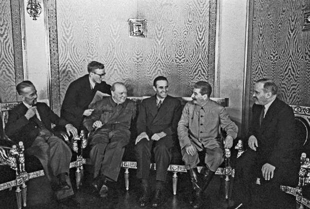 Вторая Московская конференция прошла в августе 1942 года. На ней обсуждали возможное открытие Второго фронта. На снимке Сталин и нарком иностранных дел Молотов дискутируют с британским премьером Уинстоном Черчиллем и представителем президента США по вопросам ленд-лиза Уильямом Авереллом Гарриманом.