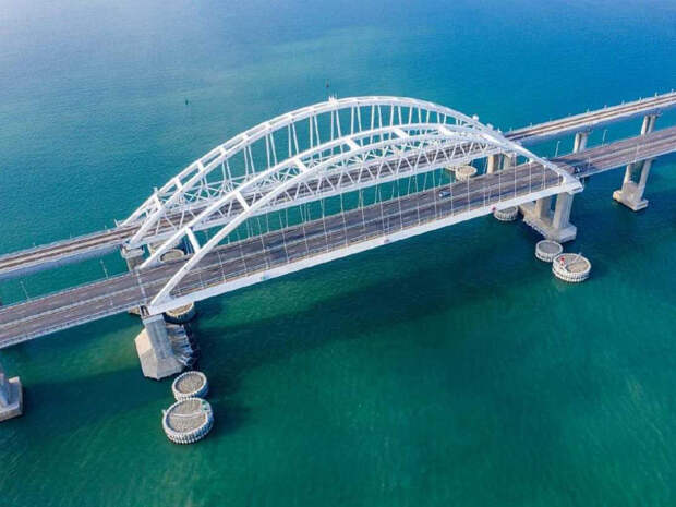 СМИ: Крымский мост защитили от атак морских беспилотников боновыми заграждениями (ФОТО)