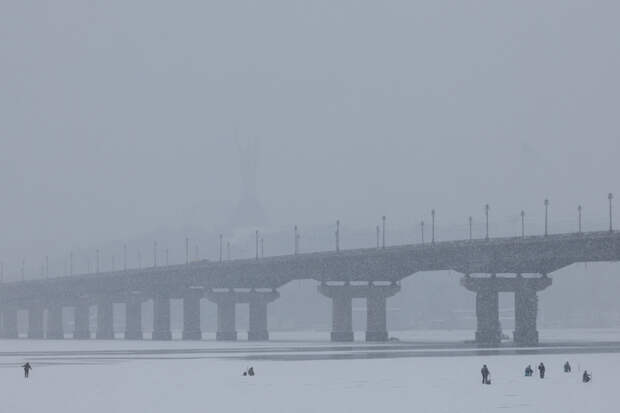 В Киеве «задымился» Днепр