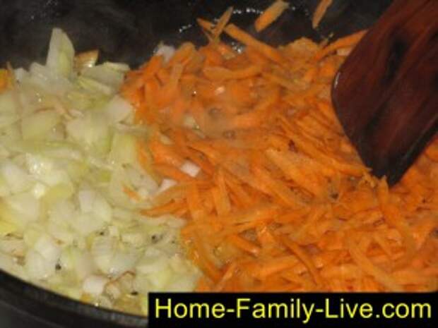 Обжарим лук и морковь