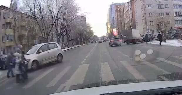 Пытался увернуться, но все же сбил пешехода