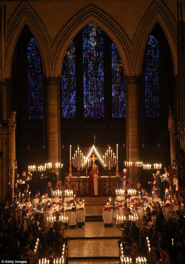 solsberiyskiisobor 10 Величественное зрелище: Солсберийский собор в свете сотен свечей