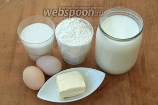 Для приготовления заварного крема нам понадобится молоко, сахар, мука, яйца и сливочное масло.