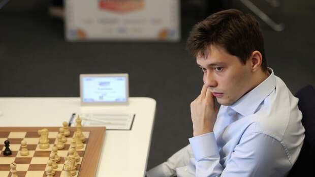 Есипенко проиграл Вэй И на турнире претендентов