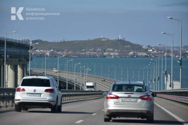 Очереди на досмотр перед Крымским мостом со стороны Керчи ожидают 240 автомобилей