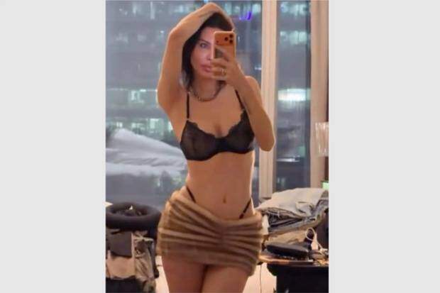 Оксана Самойлова вновь снялась в откровенном наряде и смутила фанатов