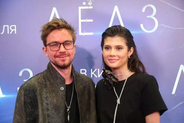 Актер Александр Петров с супругой Викторией во время премьеры фильма «Лед 3» в кинотеатре «Октябрь». Фото: Артур Новосильцев / Агентство "Москва"