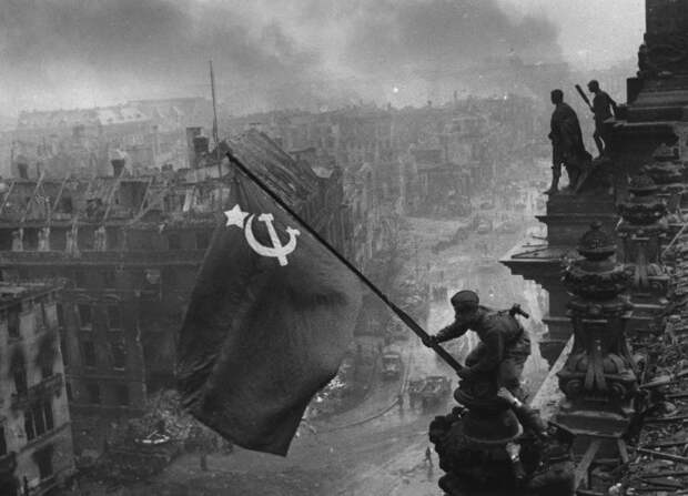 Впервые Знамя Победы было пронесено только на Параде Победы 1965 года./Фото: pbs.twimg.com