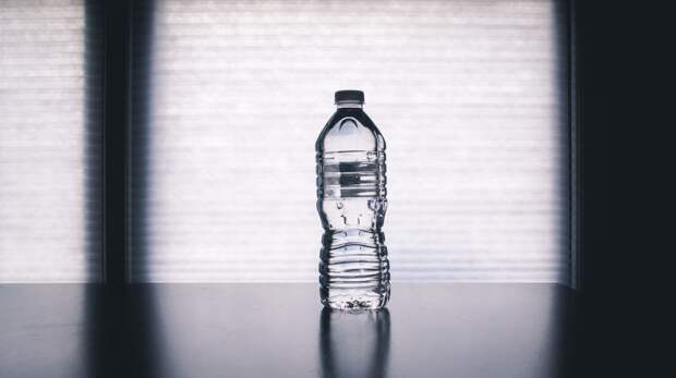 Врач Мясников развеял миф о необходимости выпивать за день два литра воды