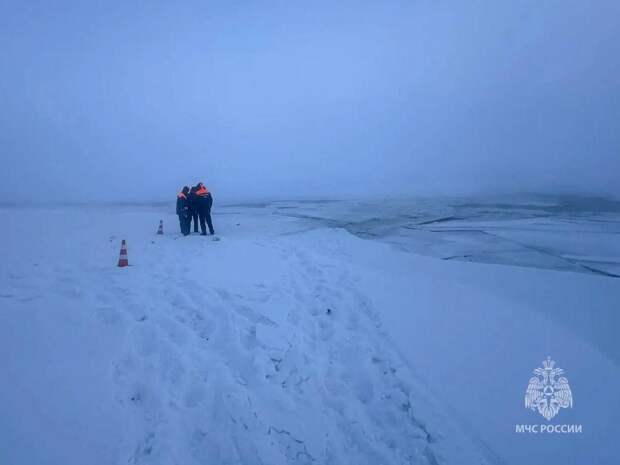 Автомобиль с семью взрослыми и ребенком провалился под лед в Якутске