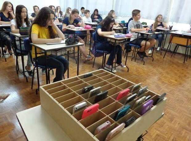 Надо ли в России запретить мобильники в школах, как во Франции?