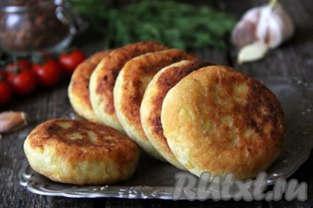 Аппетитные, сытные картофельные пирожки с капустой вкусны и в горячем, и в холодном виде. 